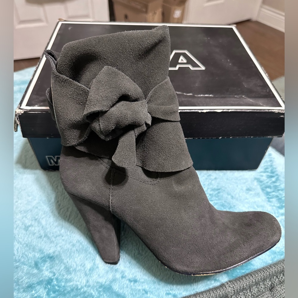 Mia Seductive Grey Leather suede boot bootie size 9